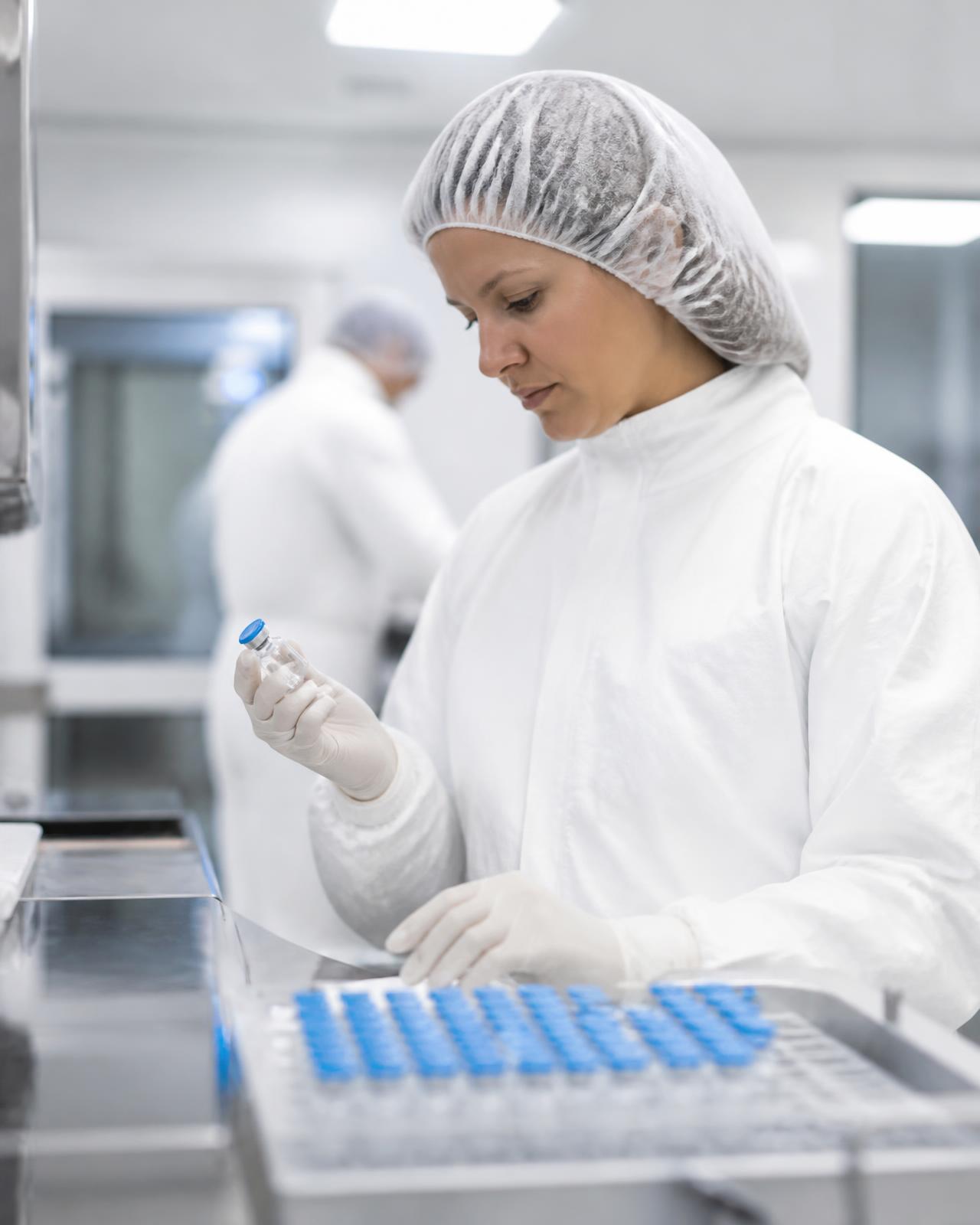 QA-specialist controleert een batch in een cleanroom